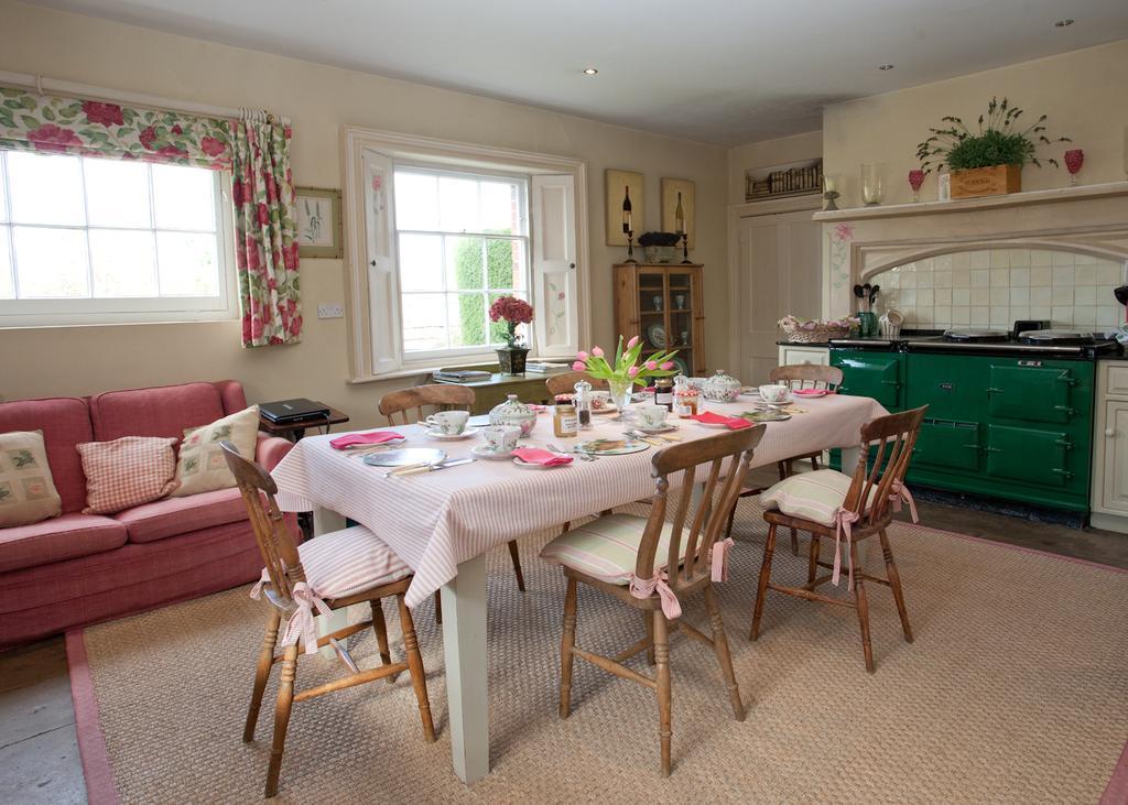 Brunton Farmhouse Hotel Collingbourne Kingston Exterior photo