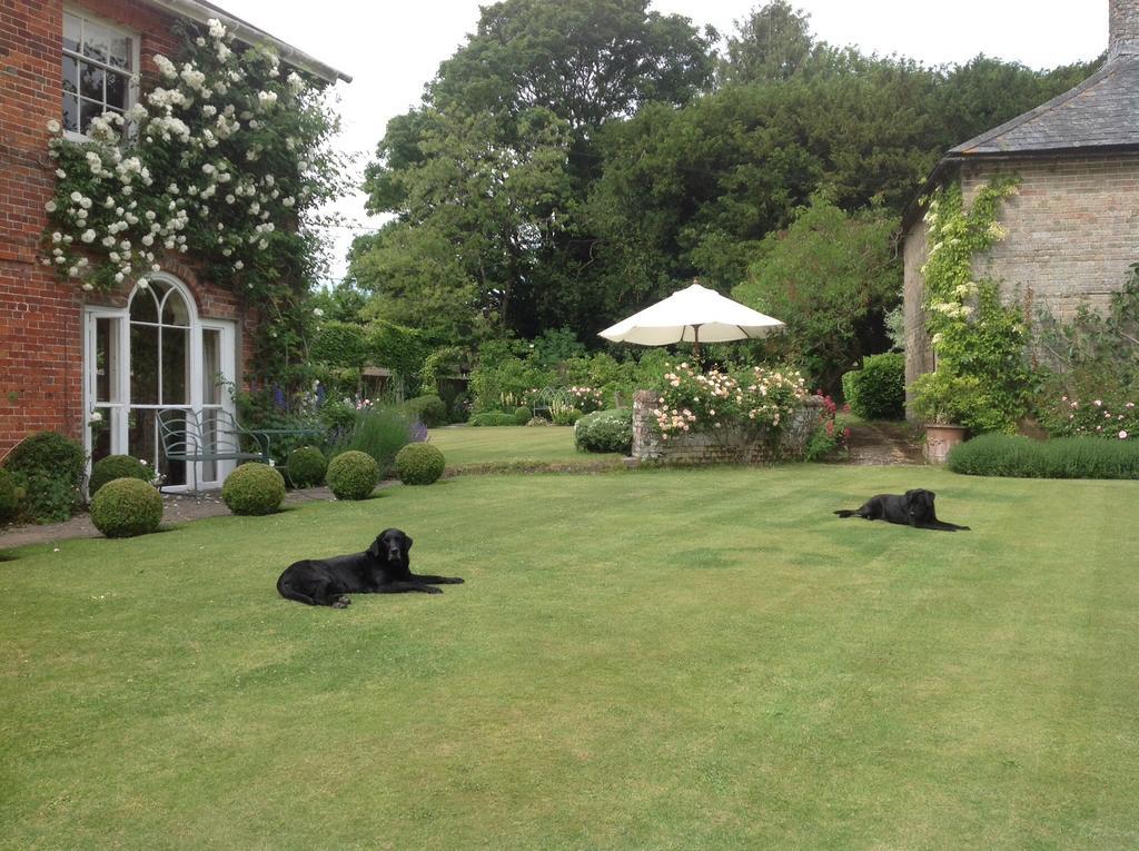 Brunton Farmhouse Hotel Collingbourne Kingston Exterior photo